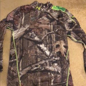 Men’s size large camo UA fitted shirt